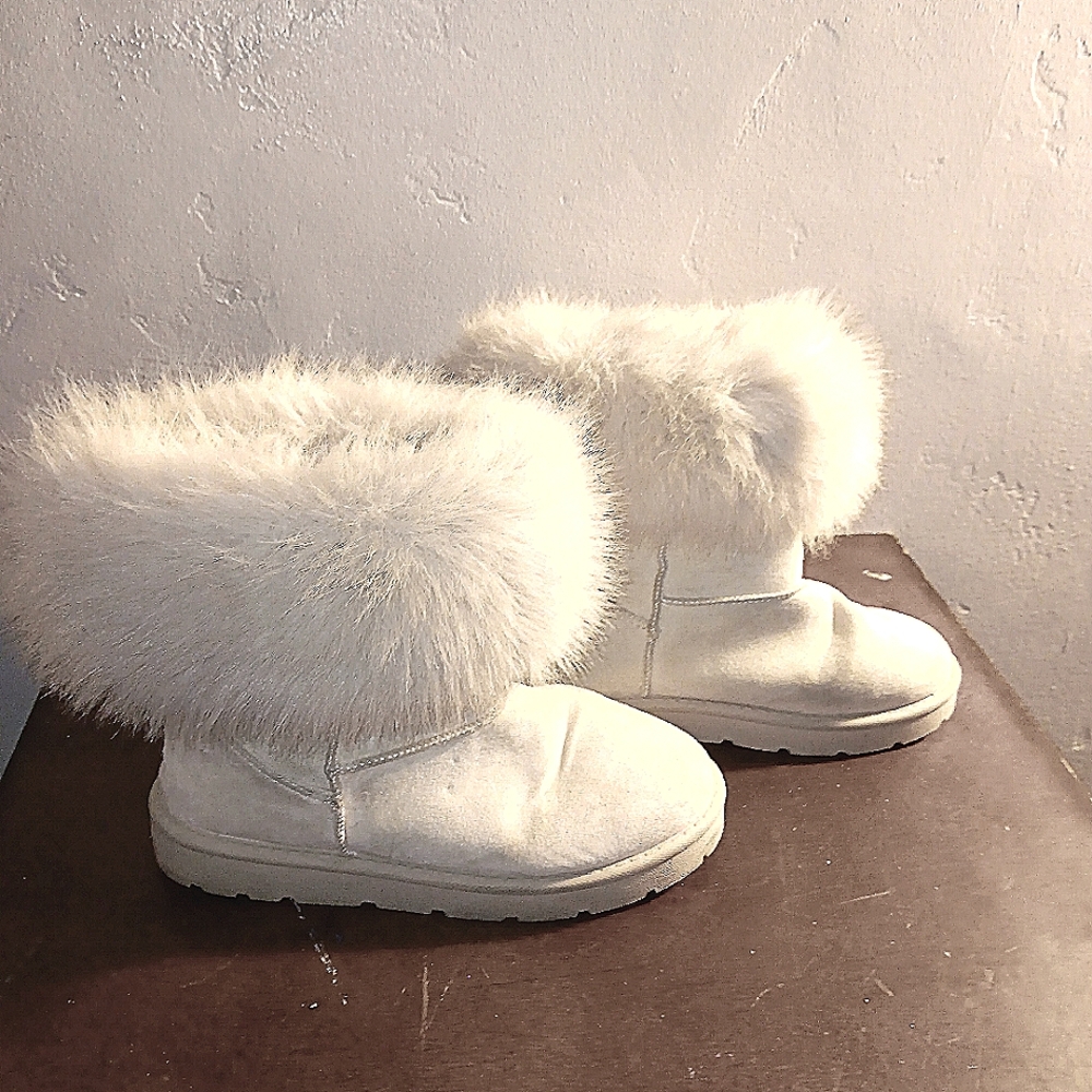 Cute Eskimo Boots. Cream colored Suede.